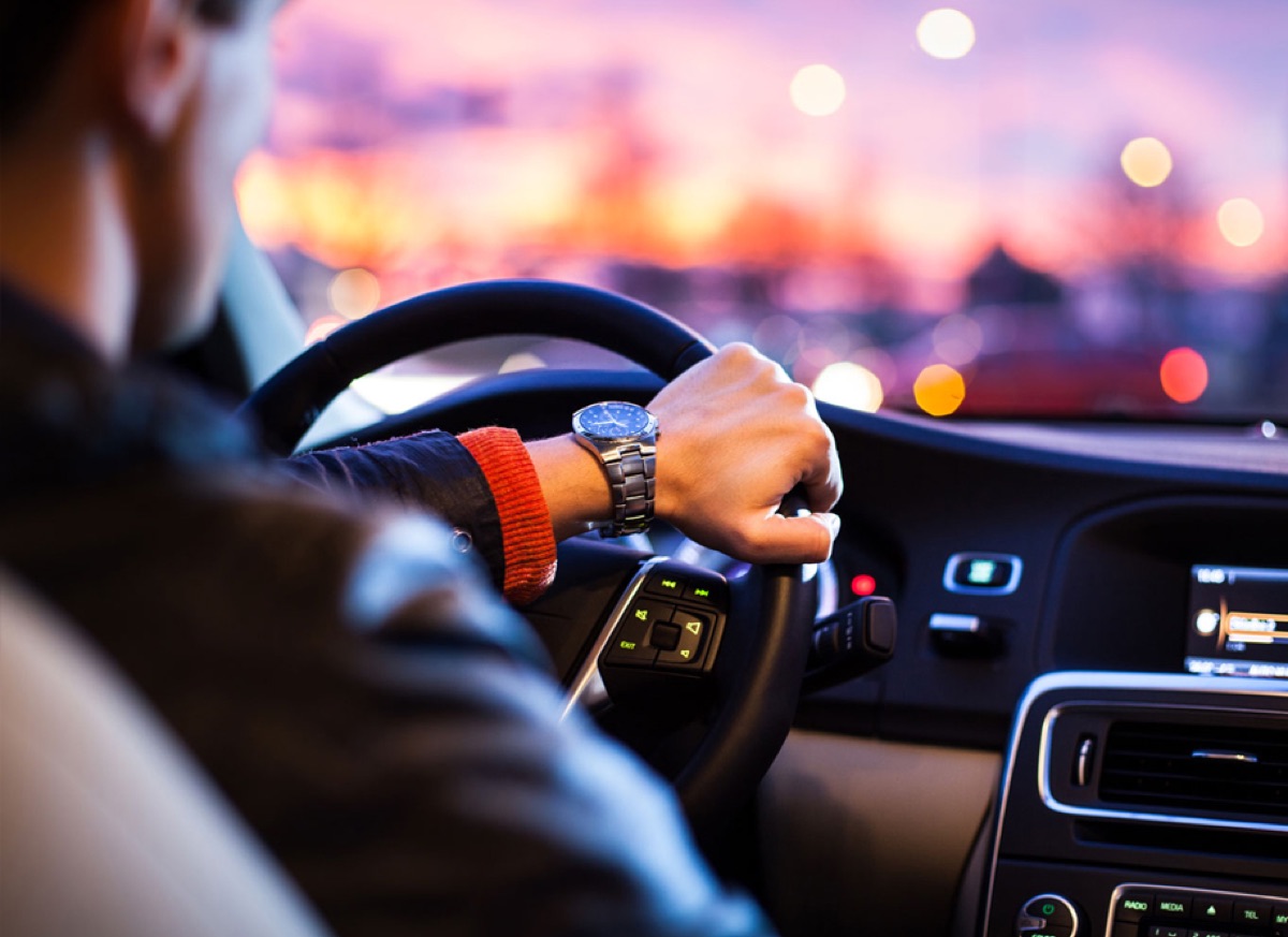 Persona manejando un auto — imagen ilustrativa